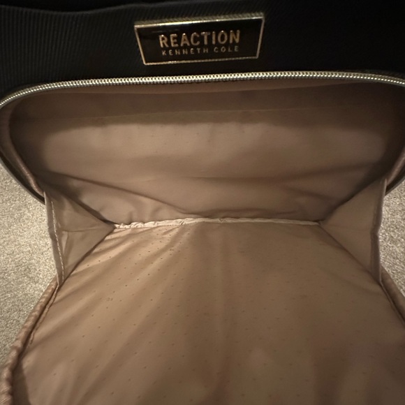 Reaction Kenneth Cole Chelsea 20” soft side Expandable 8-wheeled Carry-On - Picture 8 of 14